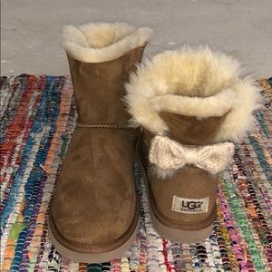 Uggs boots with knitted bow!
